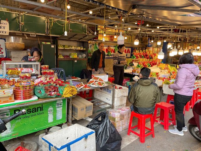 Chinh quyen den kiem tra va xu ly mot so ho kinh doanh doi tien le trai quy dinh. Anh: UBND Phuong Quang An cung cap.  