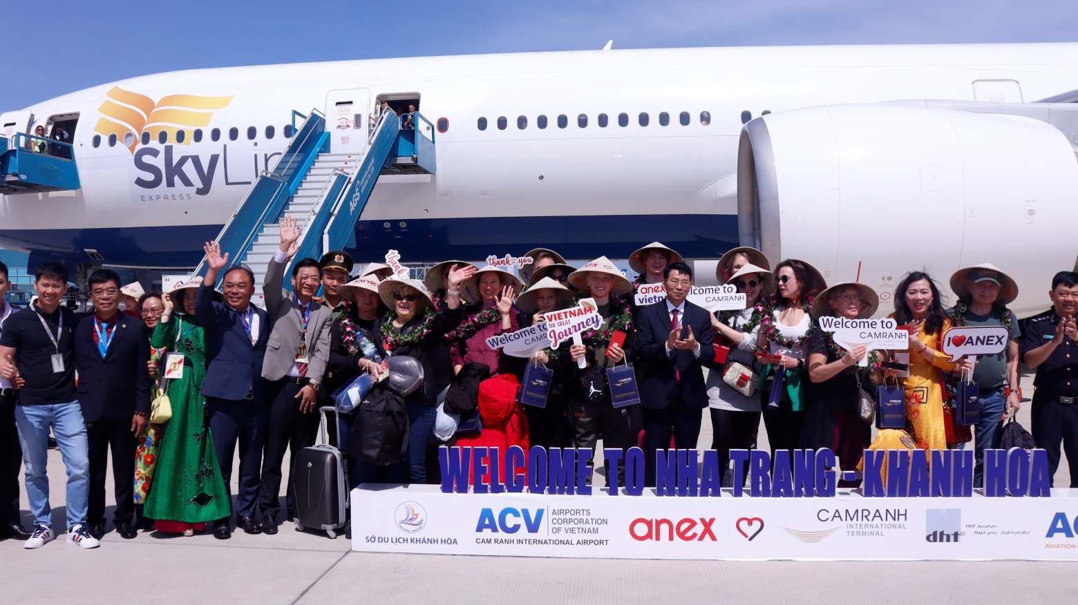 On the first day of the Lunar New Year, Khanh Hoa welcomed more than 500 European tourists to relax. Photo: Nguyen Phat