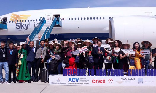 Ngày Mùng 1 Tết Nguyên đán Ất Tỵ, Khánh Hòa đón hơn 500 khách du lịch Châu Âu đến nghỉ dưỡng. Ảnh: Nguyễn Phát