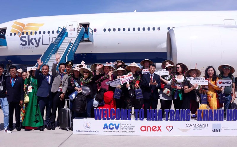 On the first day of the Lunar New Year, Khanh Hoa welcomed more than 500 European tourists to relax. Photo: Nguyen Phat