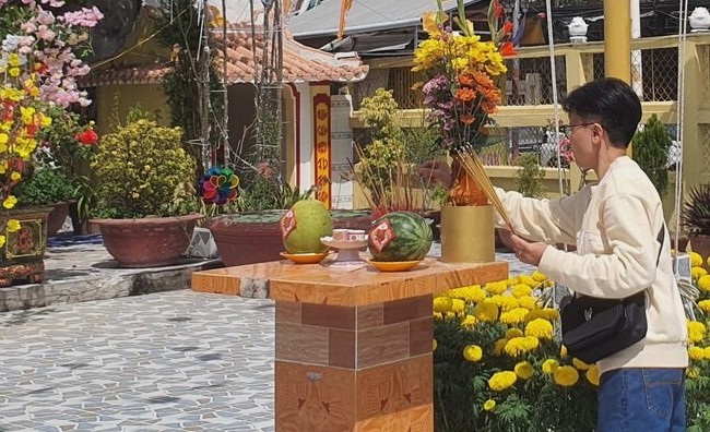 Ban tre Bac Lieu ly giai viec du chua Mung 1 Tet khong chi cau mong hanh phuc cho minh ma cho ca moi nguoi. Anh: Nhat Ho