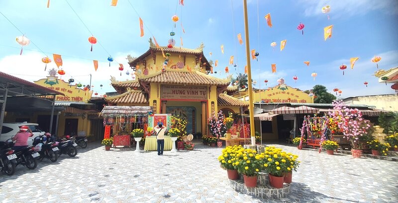 On the first day of Tet, many people in Bac Lieu go to the pagoda. Photo: Nhat Ho