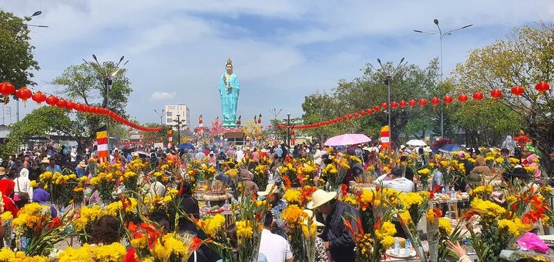 Rat dong nguoi dan den vieng taij Phat ba Nam Hai Bac Lieu. Anh: Nhat Ho