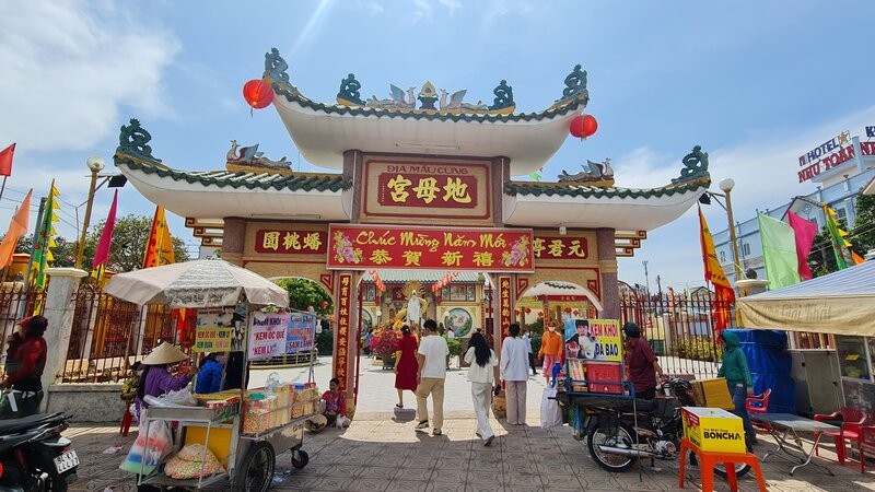 Nhieu ban tre o Bac Lieu di le chua ngay Mung 1 Tet. Anh: Nhat Ho
