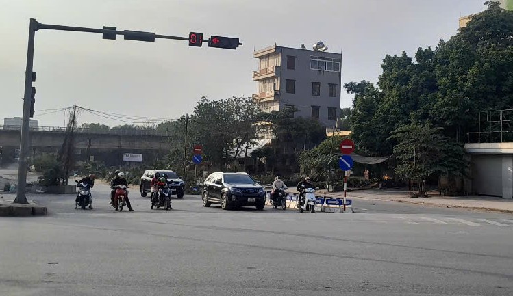 Vehicles stop at red lights in Hanoi. Photo: Xuyen Dong