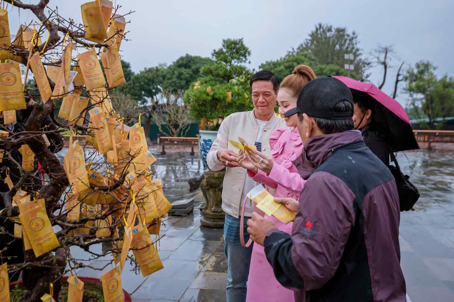 Trung tam Bao ton di tich Co do Hue con bo tri “cay loc” voi nhung tui li xi dung tien va loi chuc mung nam moi.