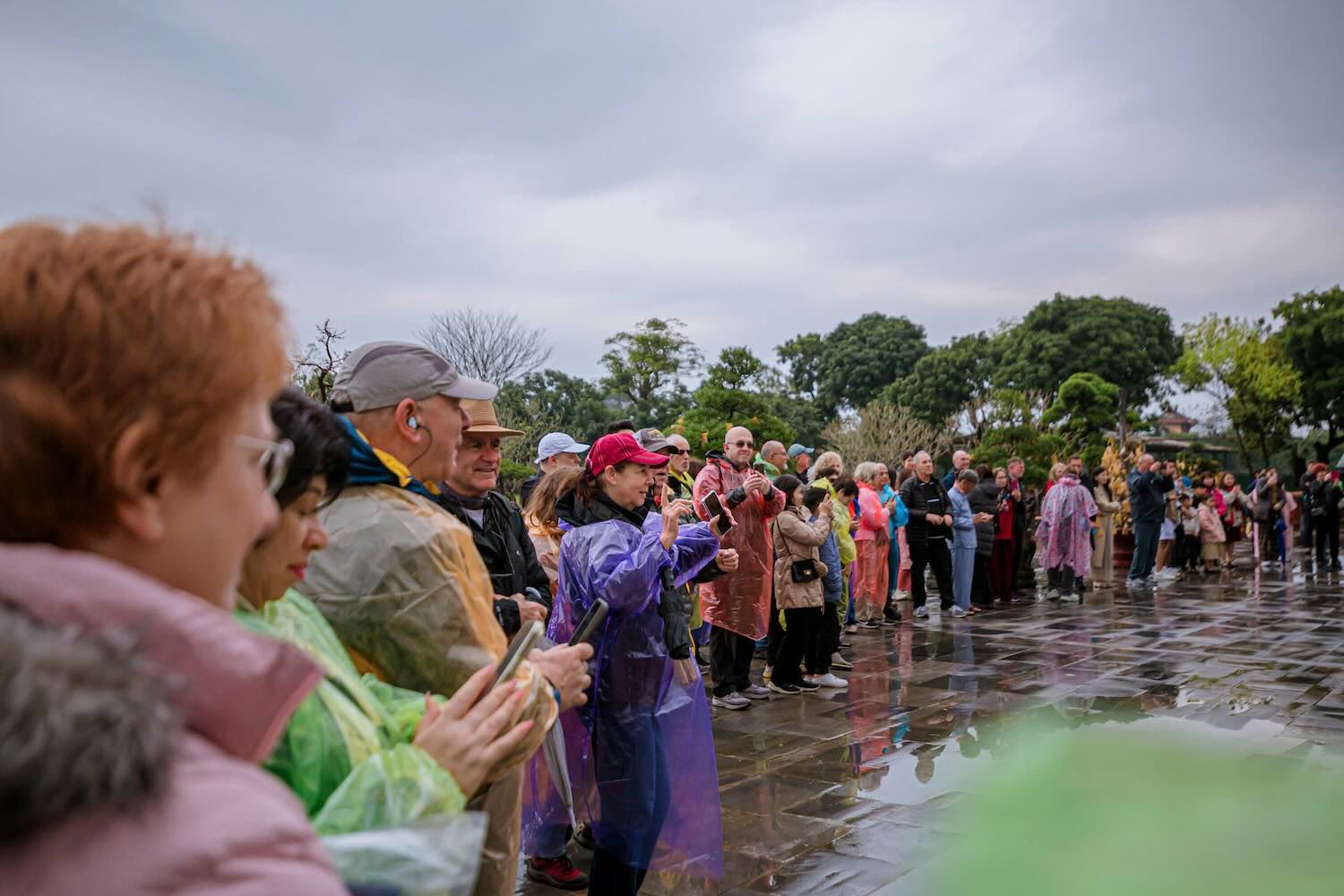 Du thoi tiet mua lanh, nhung nhieu nguoi dan, du khach van den tham quan, trai nghiem cac hoat dong duoc tai hien tai Dai noi Hue.