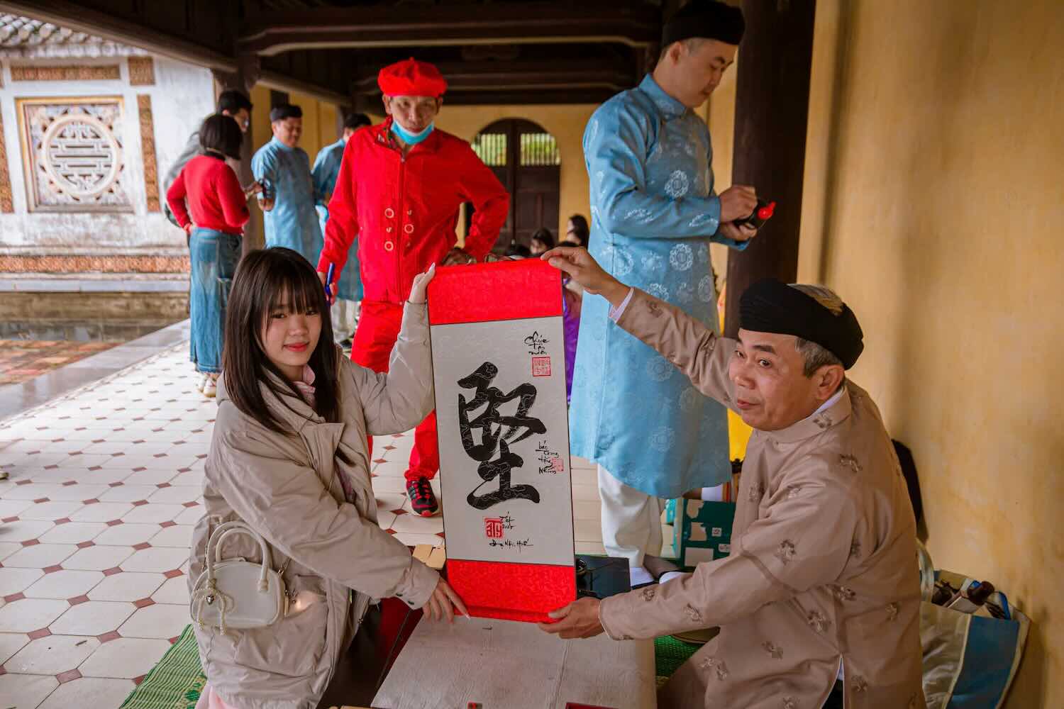 Cac hoat dong nhu le doi gac, tro choi dan gian duoc tai hien tai khong gian di san Hue thu hut su quan tam, theo doi cua nhieu nguoi dan va du khach.