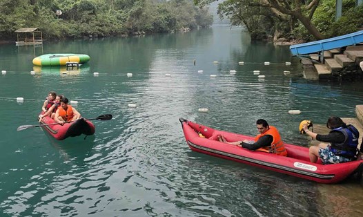 Du khách đến Phong Nha - Kẻ Bàng ngày đầu năm mới. Ảnh: Hoàng Thành