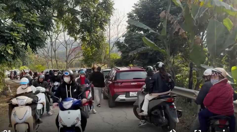 On the afternoon of the first day of Tet, there was a traffic jam in the De Doong temple area. Photo cut from clip.