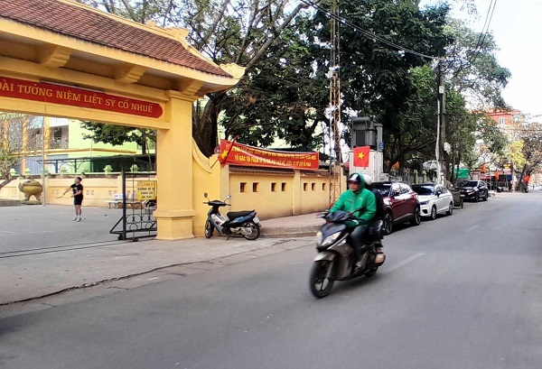 Many technology motorbike taxi drivers choose to stay and earn extra money instead of going home for Tet. Photo: Xuyen Dong