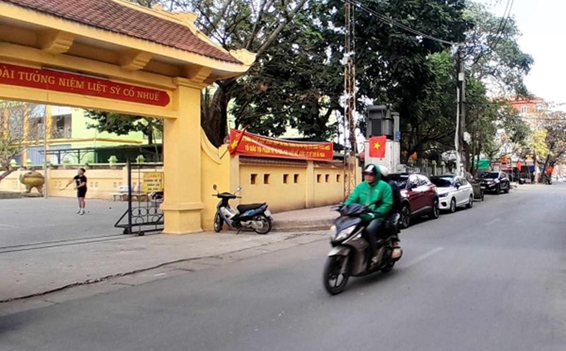 Many technology motorbike taxi drivers choose to stay and earn extra money instead of going home for Tet. Photo: Xuyen Dong