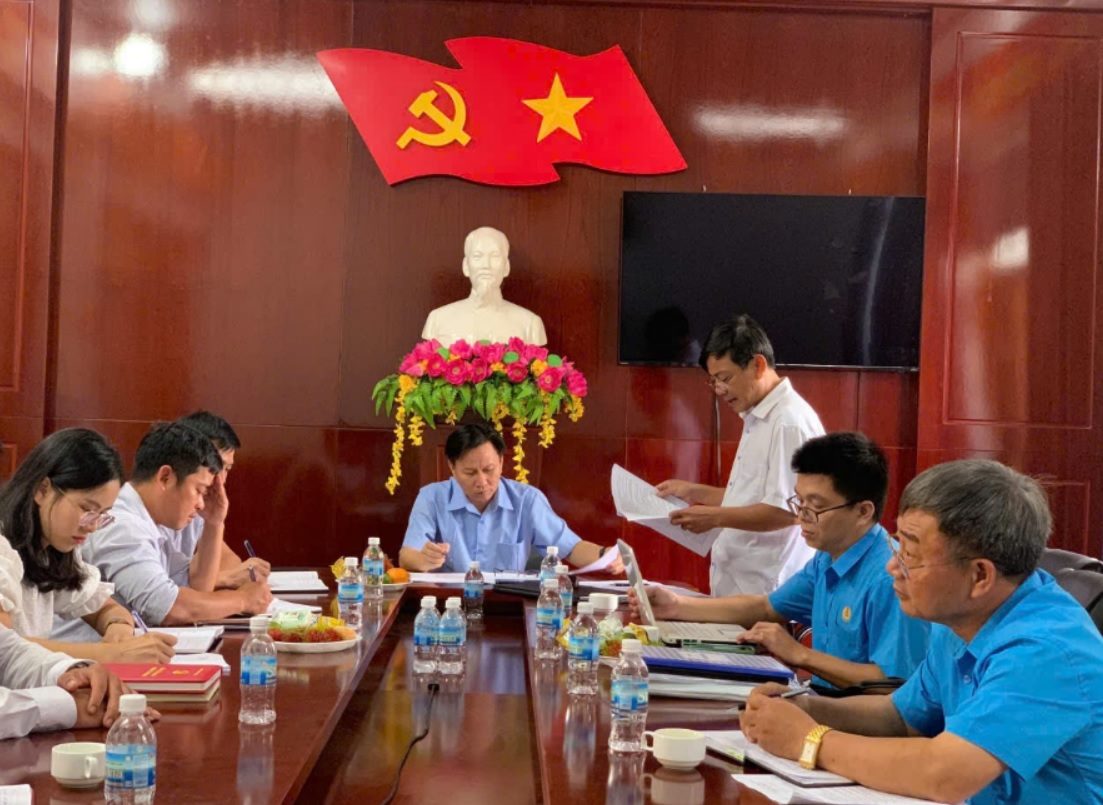 The inspection team of the Labor Federation conducted an inspection at the Dak Nia Commune Trade Union. Photo: Khuong Minh