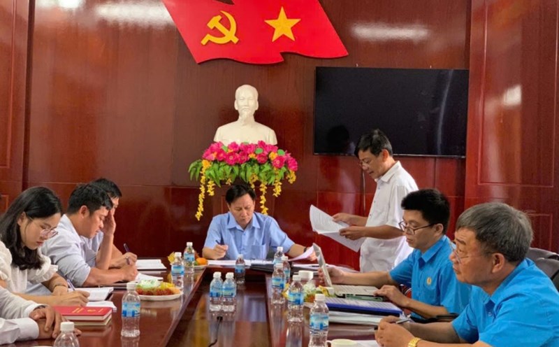 The inspection team of the Labor Federation conducted an inspection at the Dak Nia Commune Trade Union. Photo: Khuong Minh