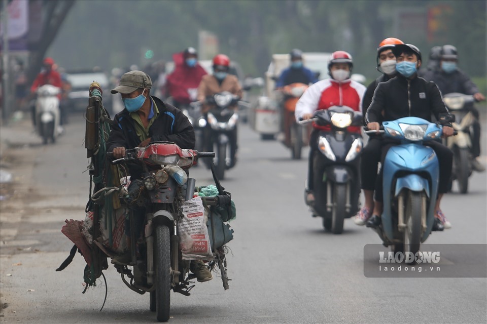 Người điều khiển xe máy vượt đèn vàng có thể bị xử phạt. Ảnh minh họa: LDO