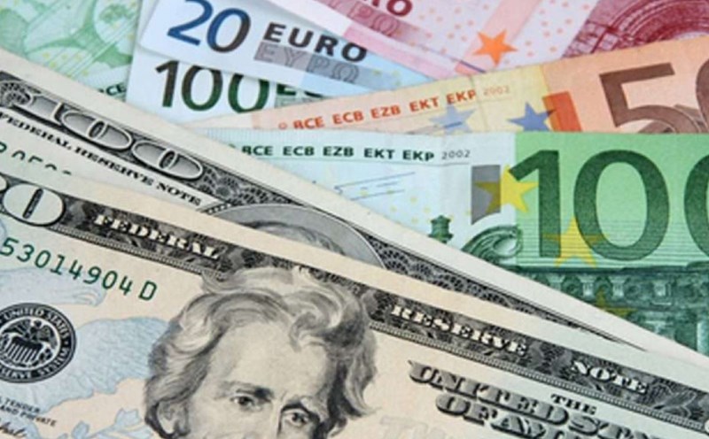 The euro plunged against the dollar as the EU economy faltered. Photo: Xinhua