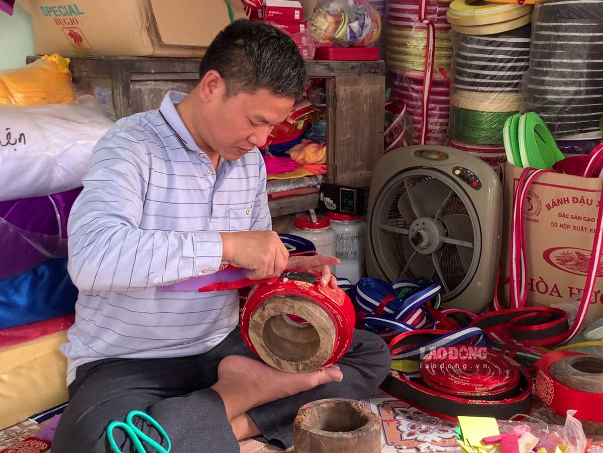 Mr. Doan Van Thuy has been involved in the turban making profession for many years. Photo: Luong Ha