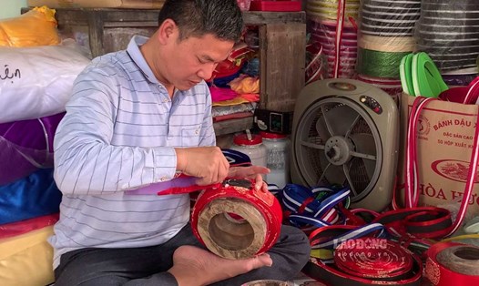 Ông Đoàn Văn Thủy người gắn bó với nghề làm khăn xếp nhiều năm. Ảnh: Lương Hà