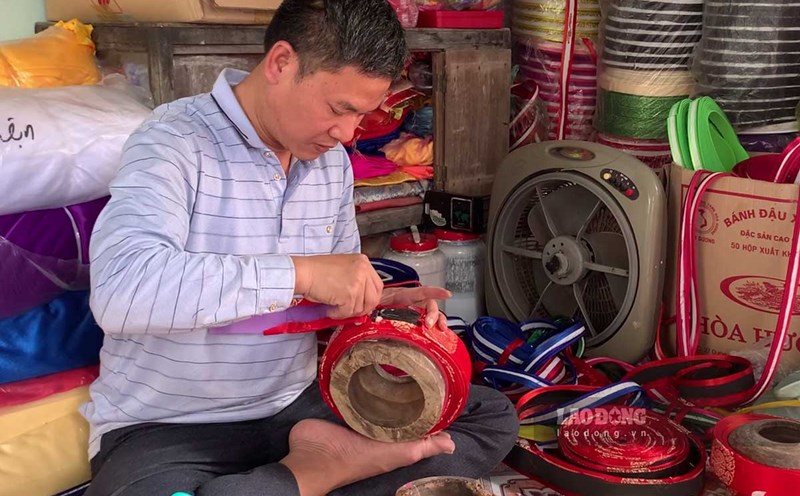 Mr. Doan Van Thuy has been involved in the turban making profession for many years. Photo: Luong Ha
