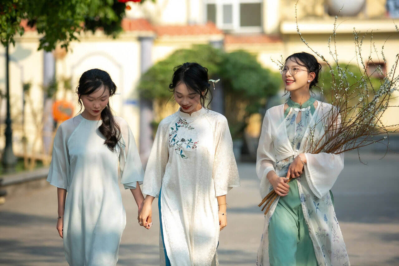 The graceful and flowing ao dai is an image that is easily seen in the first days of the year. Photo: Mai Huong