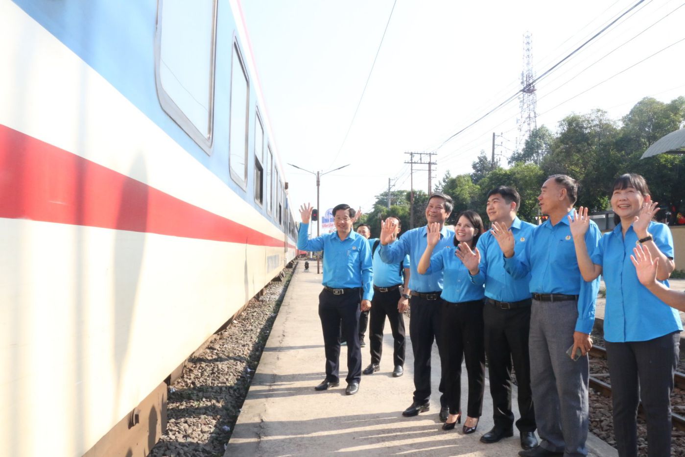 Leaders of the Vietnam General Confederation of Labor and union officials saw workers in Binh Duong off to their hometowns for Tet 2024. Photo: Dinh Trong