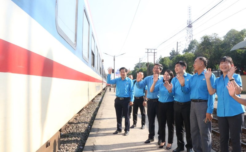 Leaders of the Vietnam General Confederation of Labor and union officials saw workers in Binh Duong off to their hometowns for Tet 2024. Photo: Dinh Trong