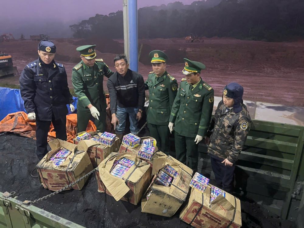 A male driver was caught red-handed transporting illegal fireworks on a coal truck. Photo: Dinh Tien.