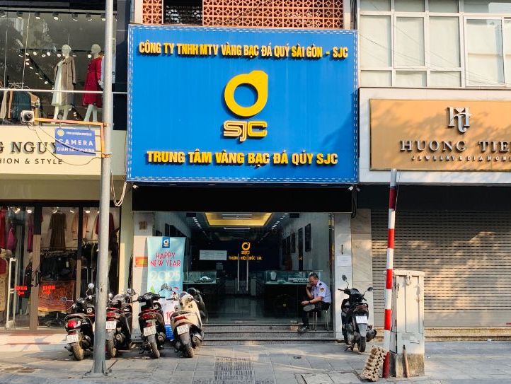 Mot cua hang kinh doanh vang tren pho Tran Nhan Tong (Ha Noi) khong co tinh trang nguoi dan xep hang dai truoc cua vi khong ban ra vang nhan. Anh: Phuong Anh