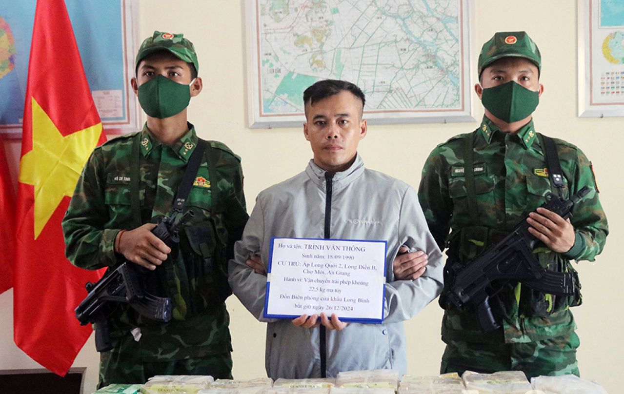 Đối tượng vận chuyển ma túy tại Đồn biên phòng cửa khẩu Long Bình. Ảnh: BĐBP An Giang