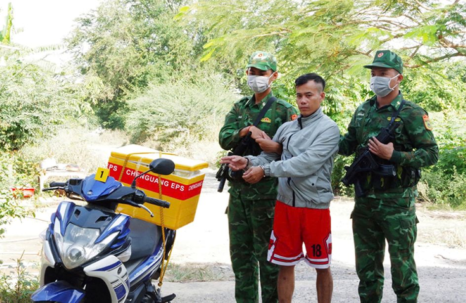 Lực lượng Bộ đội Biên phòng bắt giữ đối tượng vận chuyển trái phép ma túy qua biên giới. Ảnh: BĐBP An Giang