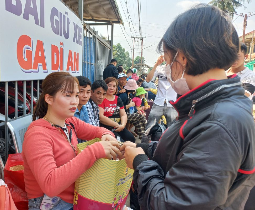 Công đoàn đã trao tặng hàng nghìn vé tàu để đưa người lao động về quê đón Tết. 