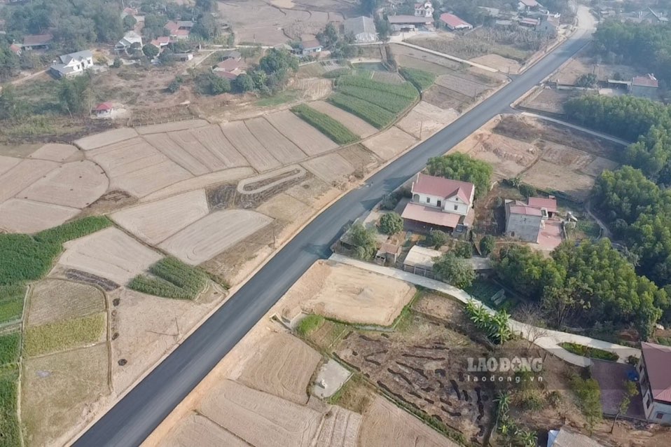 Toàn cảnh tuyến đường trăm tỉ trên huyện nông thôn mới đầu tiên ở Thái Nguyên. Ảnh: Nguyễn Hoàn.