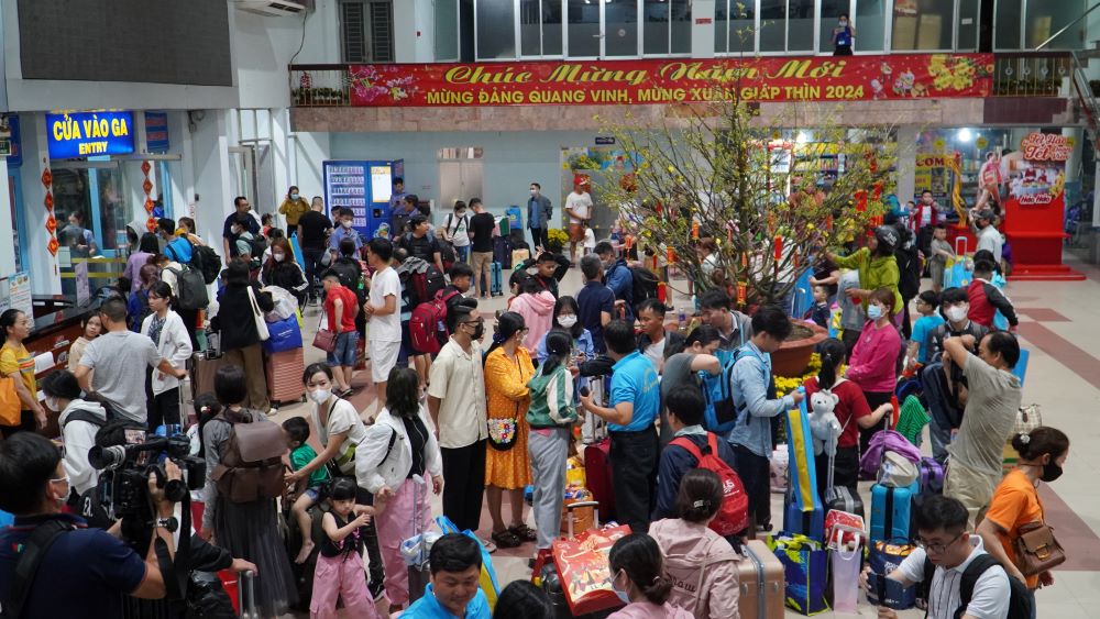 The Ho Chi Minh City Labor Federation organized the "Spring Train" program in 2024 with many positive meanings. Photo: Anh Tu