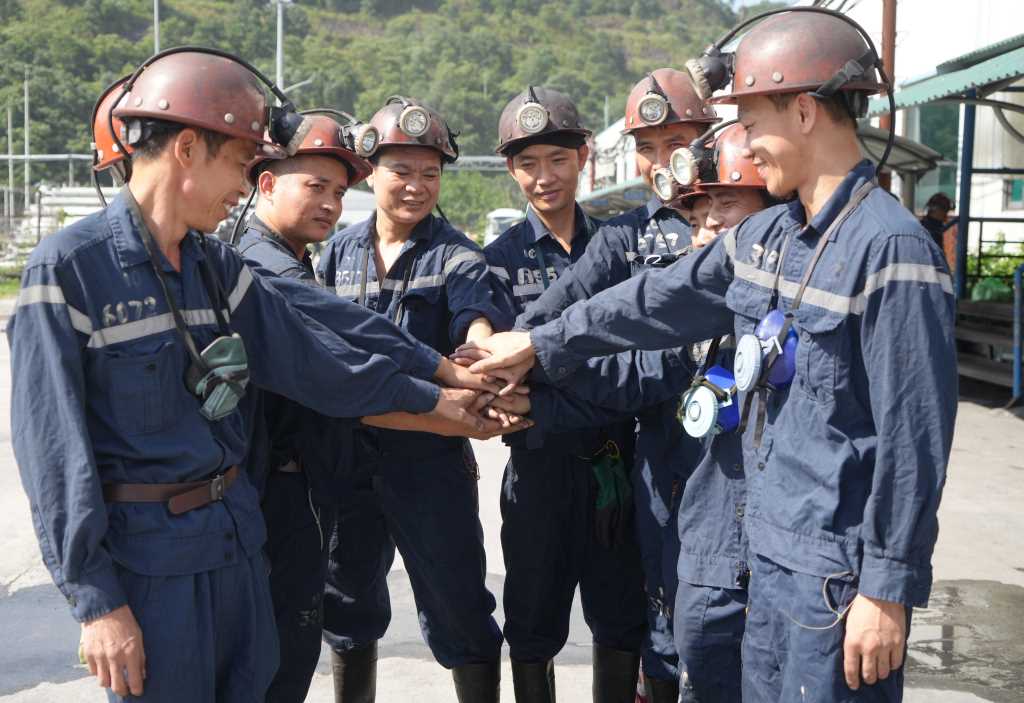 Workers of Ha Long Coal Company are determined to ensure safety during production shifts. Photo: TKV