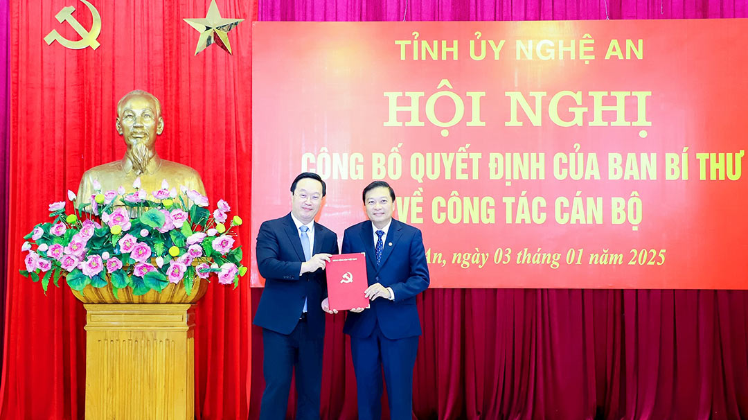 Secretary of the Provincial Party Committee, Chairman of the People's Committee of Nghe An province Nguyen Duc Trung presented the Decision of the Central Party Secretariat approving the position of Deputy Secretary of the Nghe An Provincial Party Committee for the 2020-2025 term to Mr. Le Hong Vinh. Photo: Pham Bang