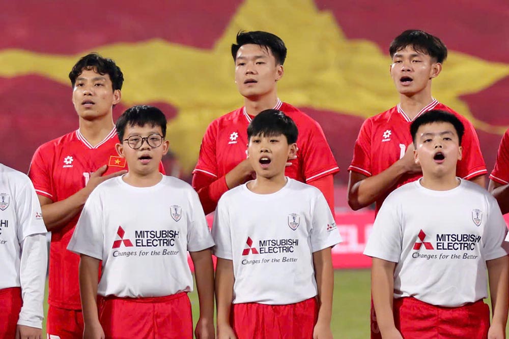 Center back Nguyen Thanh Chung (middle) had a good match against Thailand on the evening of January 2. Photo: Huu Pham