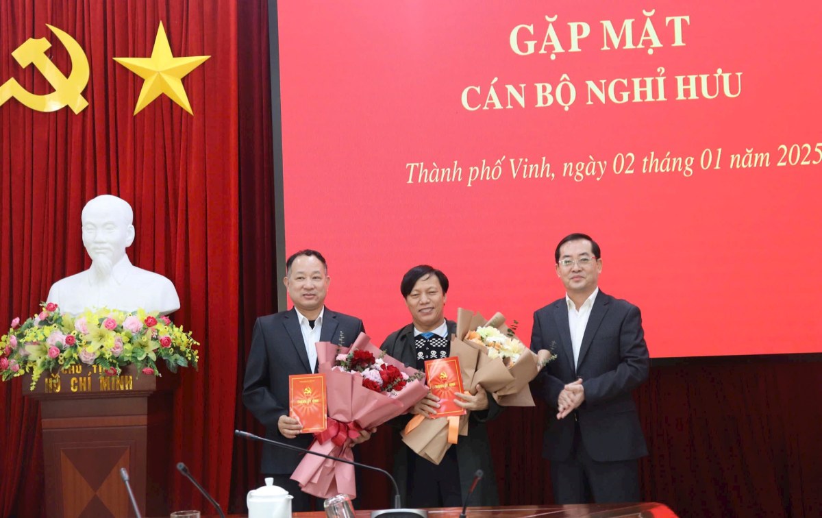 Vinh City Party Committee leaders presented flowers to congratulate the personnel retiring early. Photo: Luu Hien