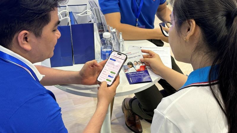 Khi liên hệ khách hàng qua điện thoại, nhân viên EVNHCMC đều sử dụng cuộc gọi định danh, chủ động giới thiệu họ tên, mã nhân viên và đơn vị công tác. Ảnh: Đức Long