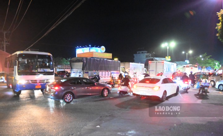 Traffic congestion on Highway 60 near Rach Mieu Bridge. Photo taken on the evening of December 29, 2023. Photo: Thanh Nhan
