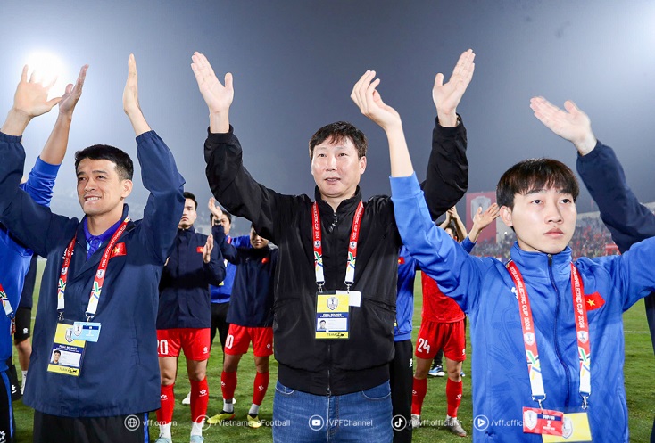Thai newspapers praised coach Kim Sang-sik after the first leg of the 2024 ASEAN Cup final. Photo: VFF