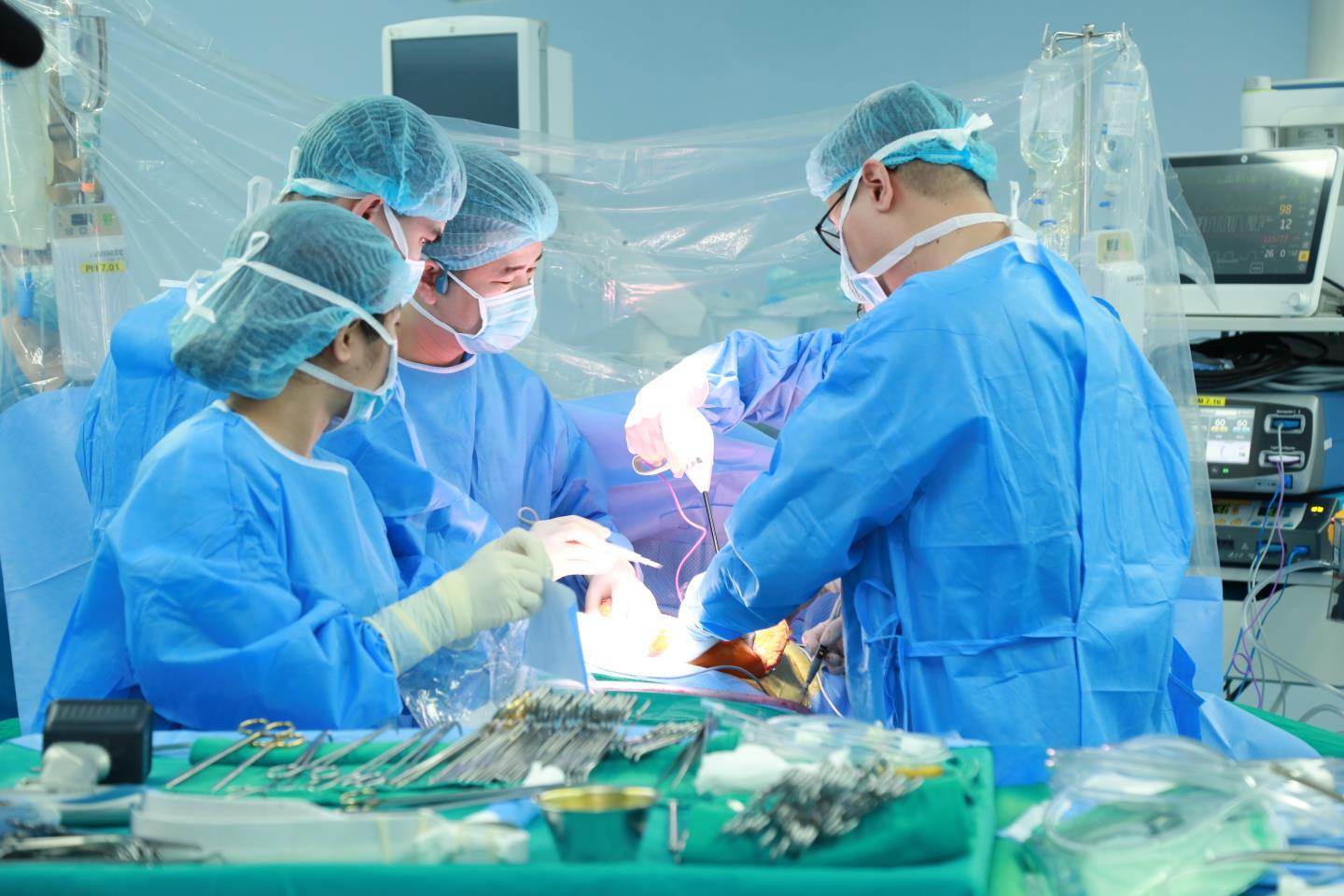 A team of doctors and nurses performed organ removal from a brain-dead donor. Photo: BVCC