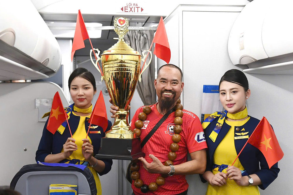 Co dong vien Viet Nam tren chuyen bay sang Thai Lan xem chung ket ASEAN Cup 2024 luot ve. Anh: DVCC