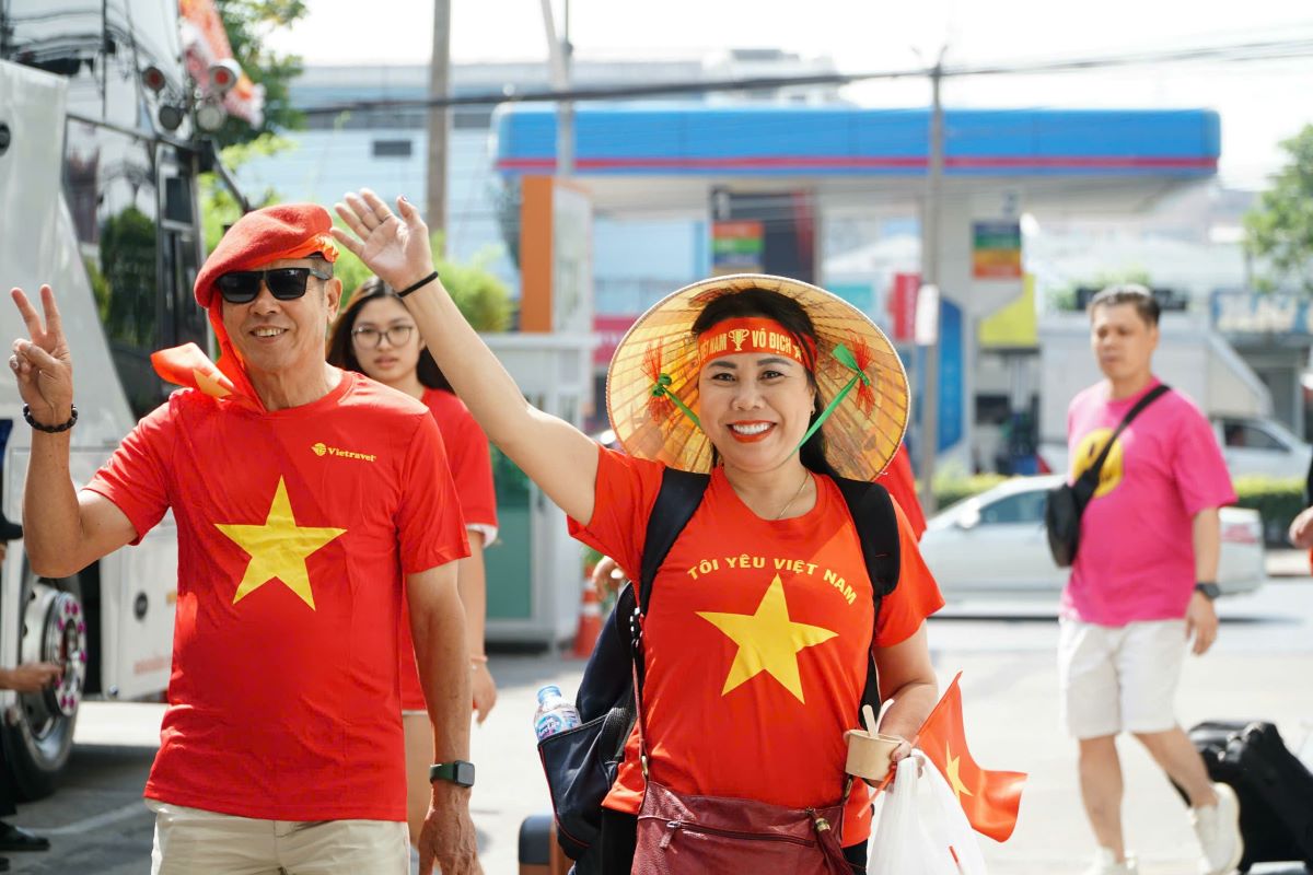 Vietnamese tourists go to Thailand to cheer for the Vietnamese team. Photo: DVCC