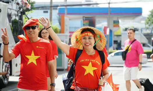 Du khách Việt sang Thái Lan cổ vũ cho đội tuyển Việt Nam. Ảnh: ĐVCC