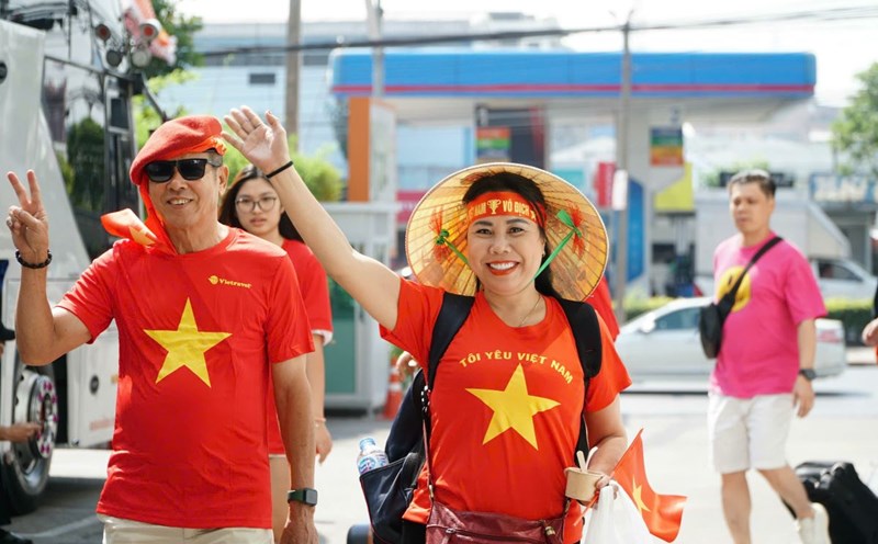 Vietnamese tourists go to Thailand to cheer for the Vietnamese team. Photo: DVCC