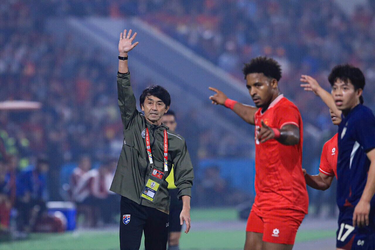 Coach Masatada Ishii doesn't know how to help the Thai team counter Xuan Son. Photo: Minh Dan