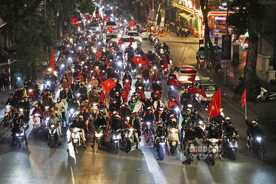 A group of "storm-goers" seriously stopped at a red light in Hanoi. Photo: The Century