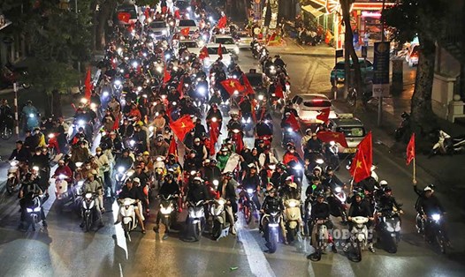 Đoàn người "đi bão" nghiêm túc dừng chờ đèn đỏ tại Hà Nội. Ảnh: Thế Kỷ