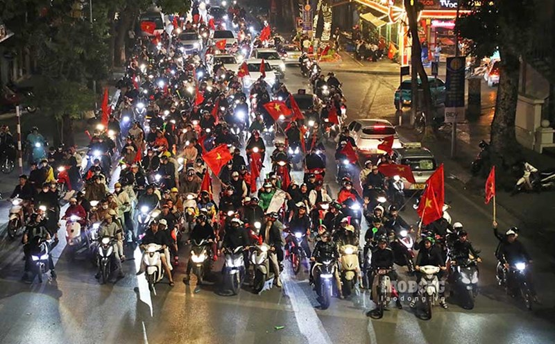 A group of "storm-goers" seriously stopped at a red light in Hanoi. Photo: The Century