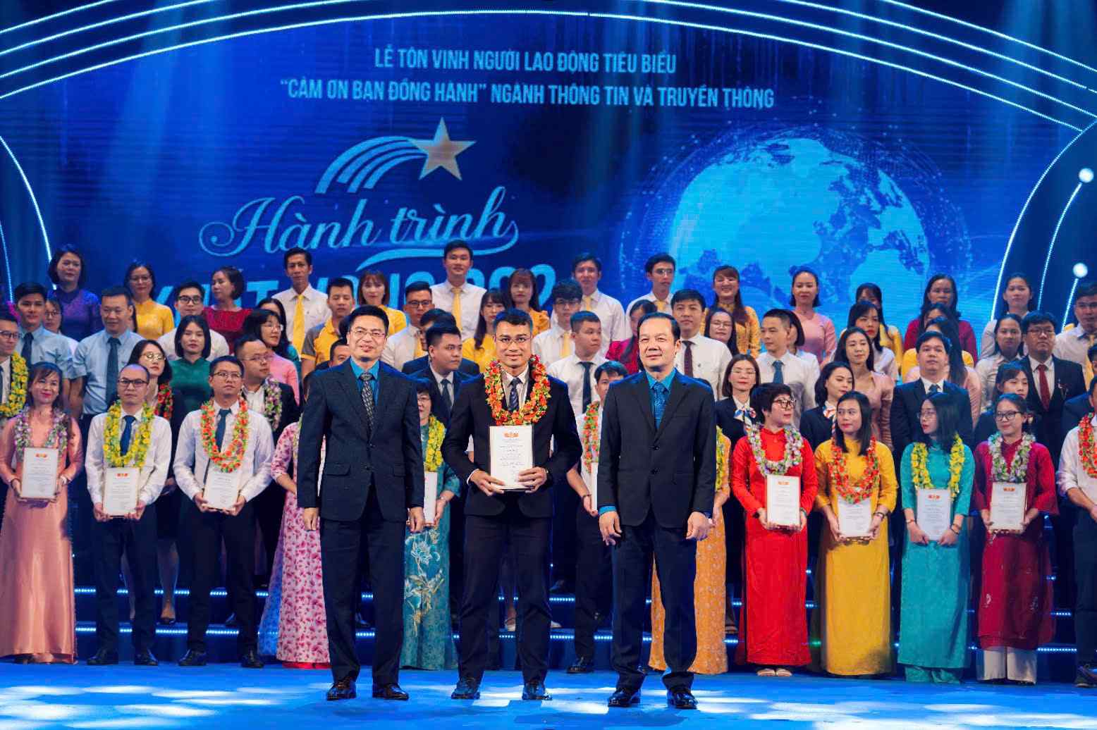 Union member Le Sy Dong was honored at the "Journey of Aspiration 2024" Honor Ceremony. Photo: CDTTTT